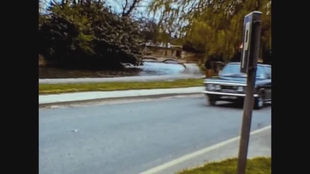Reino Unido 1969, Coches pasando por una pequeña calle — Vídeos de Stock