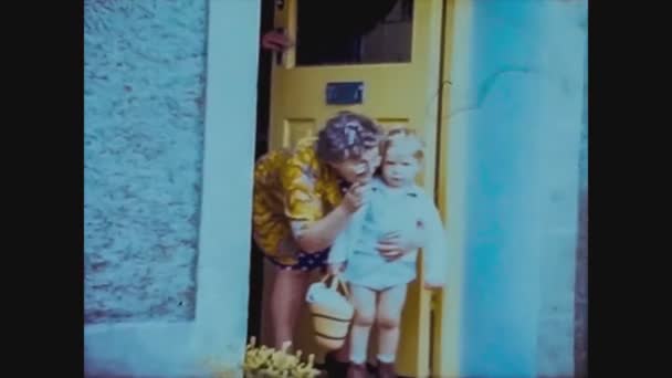 1965年イギリス、家庭で子供とおばあちゃん — ストック動画