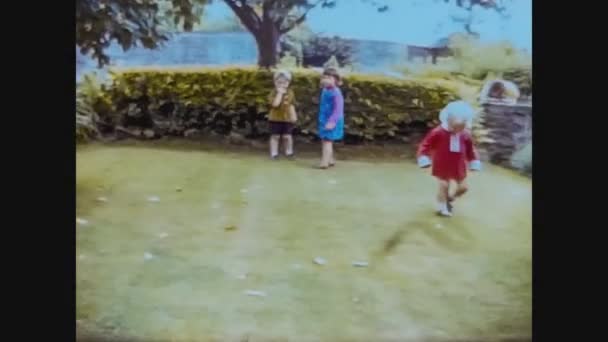 Clachan 1966, Діти грають у сільській місцевості 2 — стокове відео