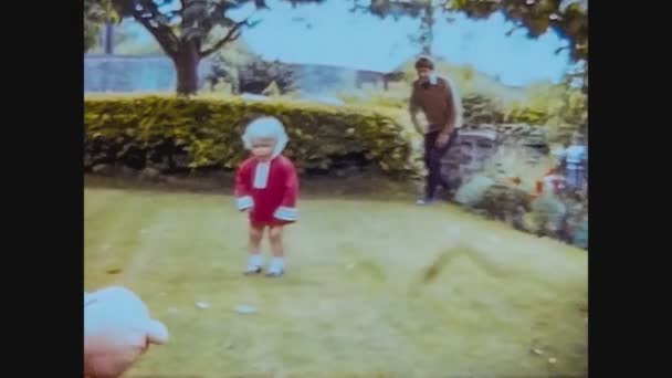 Clachan 1966, I bambini giocano in campagna 3 — Video Stock