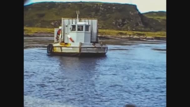 Velká Británie 1968, Barge on the river 5 — Stock video