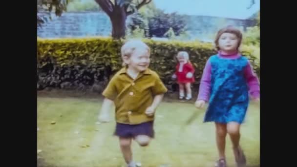 Clachan 1966, Kinder spielen auf dem Land 6 — Stockvideo