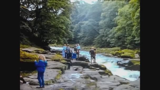 Regno Unito 1967, Gruppo di persone durante un'escursione in montagna 2 — Video Stock
