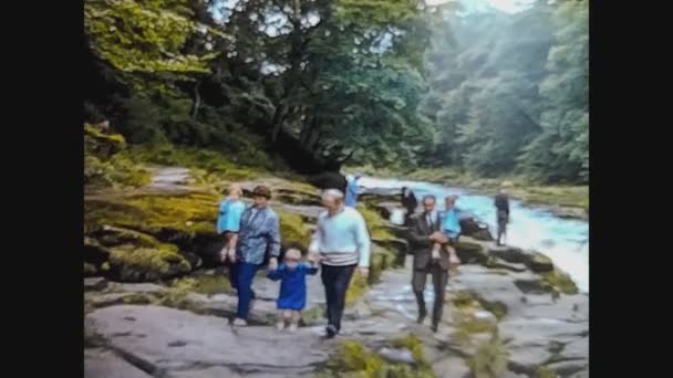 Regno Unito 1967, Gruppo di persone durante un'escursione in montagna — Video Stock