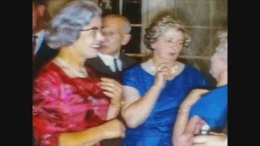 Londra 1968: Mutlu 16 kişiyle ev partisi