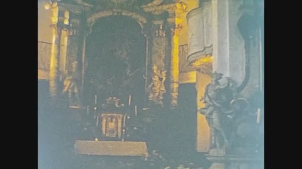 1966 год, детали церковного интерьера — стоковое видео