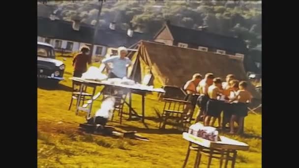 Spojené království 1969, Děti ve školním táboře 3 — Stock video