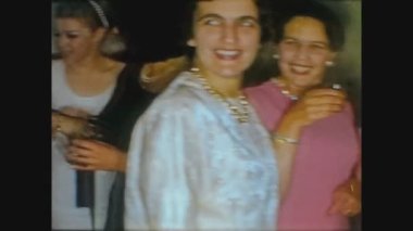 Londra 1968: Mutlu insanlarla ev partisi