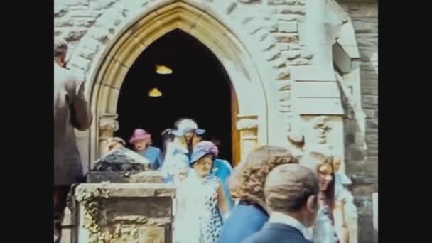 Verenigd Koninkrijk 1966, Outdoor Wedding scene in de jaren 60 — Stockvideo