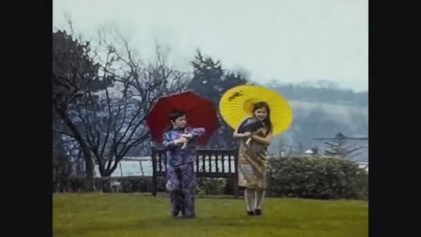 Tokio, Japón 1976, niños japoneses con sombrilla 2 — Vídeo de stock