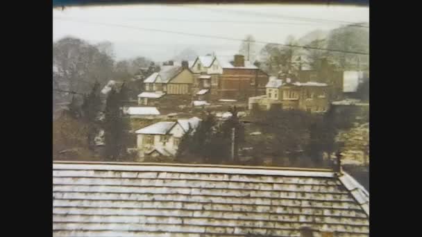 Wielka Brytania 1969, angielski Krajobraz miasta zimą — Wideo stockowe