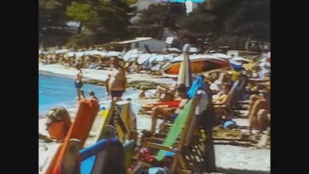 Malta 1981, Mensen hebben plezier in vakantie aan het strand 5 — Stockvideo