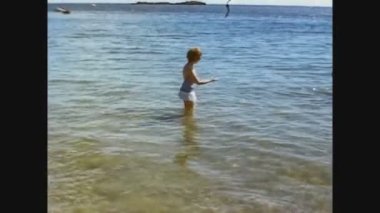 Malta 1981, 6. Plajda insanlar eğleniyor.