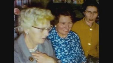 Londra, Birleşik Krallık 1960, Aile 6 'da öğle yemeği