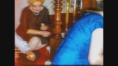 Londra 1968: 2 mutlu insanla ev partisi