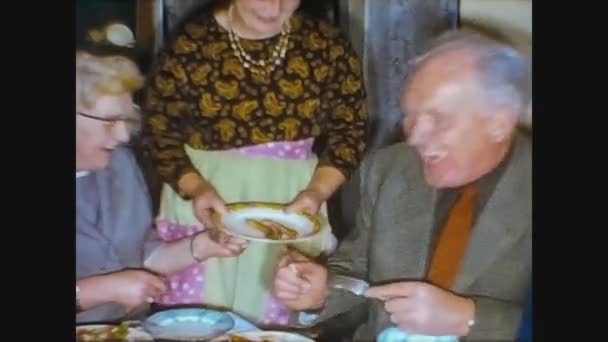 伦敦，联合王国，1960年，在家庭2的家中吃午饭 — 图库视频影像