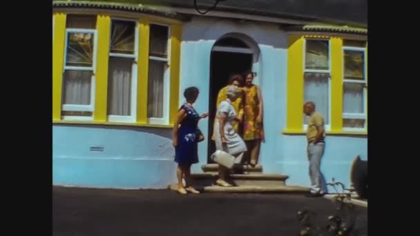 Großbritannien 1978, Menschen aus ihrem neuen Haus — Stockvideo