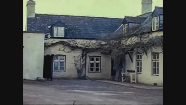 Reino Unido 1970, Typical English farmhouse 2 — Vídeos de Stock