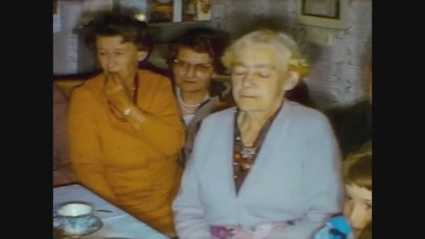 ロンドン、イギリス1960年、家族5で自宅で昼食 — ストック動画