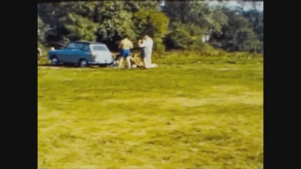 Inggris 1965, Anak-anak bermain sepak bola di 60s 2 — Stok Video