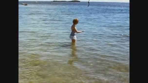 Malta 1981, As pessoas se divertem nas férias na praia 6 — Vídeo de Stock