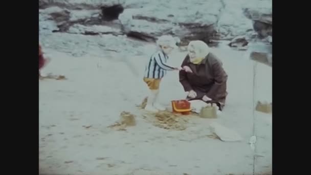 Reino Unido 1969, Juego de niños en la playa con mamá 2 — Vídeos de Stock