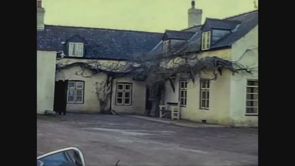 Велика Британія 1970, типовий англійський фермерський будинок — стокове відео