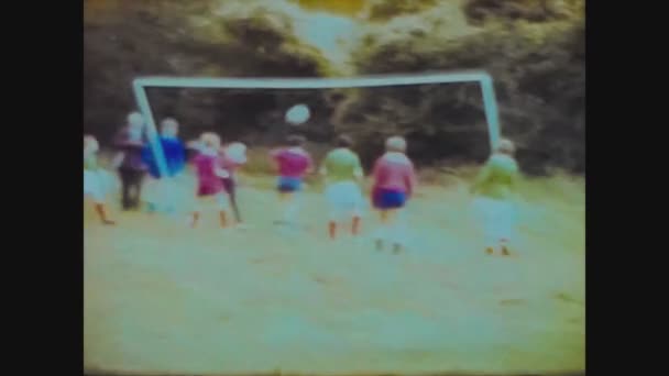 Wielka Brytania 1965, Dzieci gra w piłkę nożną 3 — Wideo stockowe
