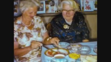 Londra, Birleşik Krallık 1960, Aile 8 'de öğle yemeği