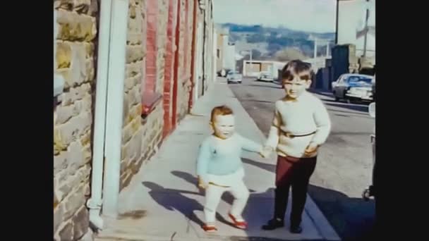 Reino Unido 1970, Los niños caminan en la acera — Vídeos de Stock