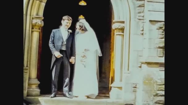 Wielka Brytania 1966, Outdoor Wedding scene in 60s — Wideo stockowe