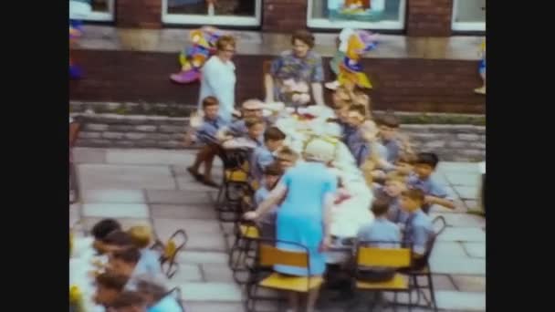 Verenigd Koninkrijk 1967, Groep kinderen tijdens de lunch — Stockvideo