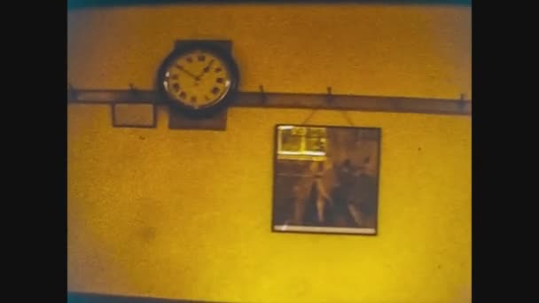 Wielka Brytania 1965, Zegar wiszący na ścianie — Wideo stockowe