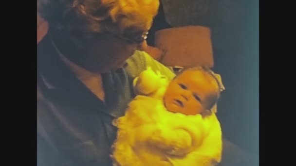 Reino Unido 1969, Bebê nos braços da avó — Vídeo de Stock