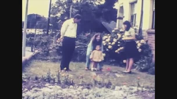 イギリス1978年60年代の庭の赤ちゃんを持つ家族 — ストック動画