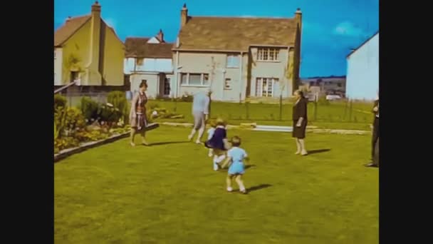 Regno Unito 1967, Famiglia in giardino — Video Stock