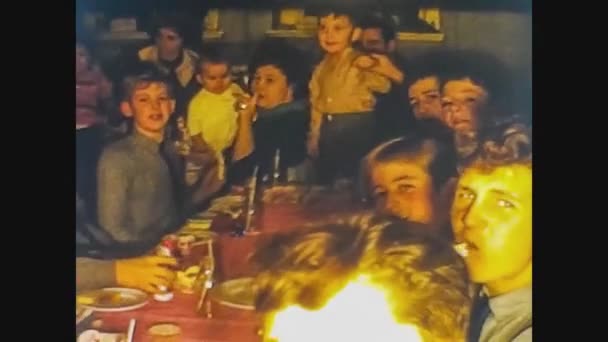 Wielka Brytania 1966, Family Christmas dinner in 60s 8 — Wideo stockowe