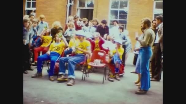 Verenigd Koninkrijk 1969, School bijeenkomst in Engeland in de jaren 60 12 — Stockvideo