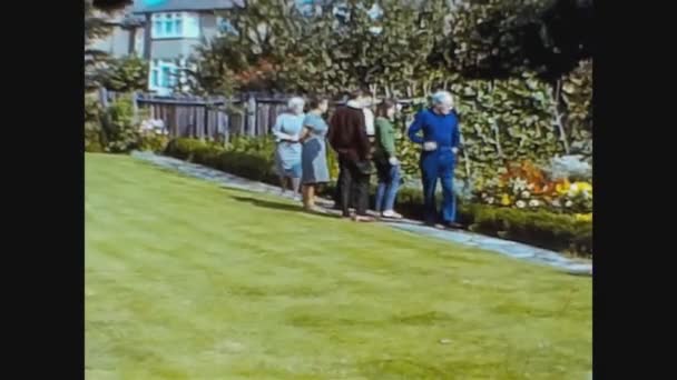 London 1965, Menschen im heimischen Garten — Stockvideo