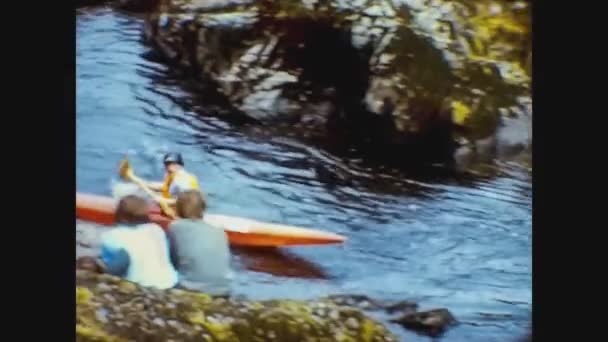 Egyesült Királyság 1968, Kayak a folyón 5 — Stock videók
