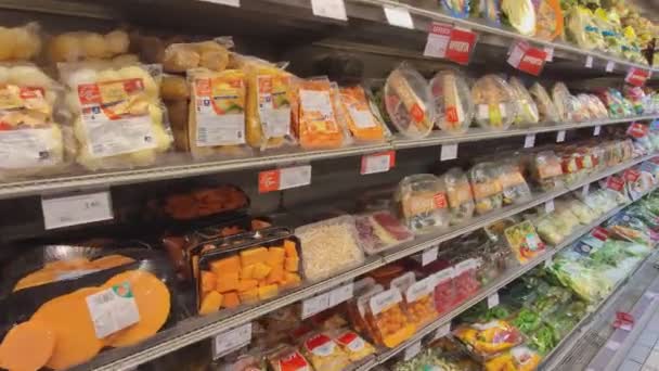 Półki z pakowanymi warzywami w supermarkecie — Wideo stockowe
