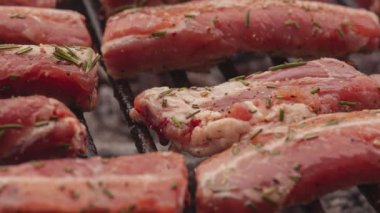 Izgara pirzola ve duman.