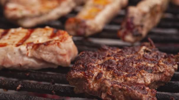 Izgara biftek detayı, dumanlı. — Stok video