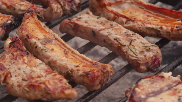 Gegrilde ribben detail met rook 7 — Stockvideo