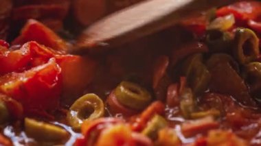 3 numaralı detayı kaynatan zeytin sosu.