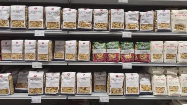 Полки макарон в супермаркете — стоковое видео