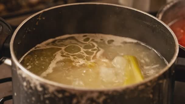 Caldo que ferve detalhe enquanto cozinha 2 — Vídeo de Stock