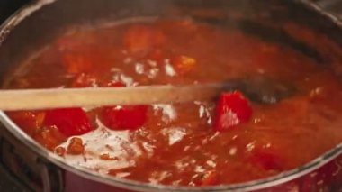 Ayrıntıları kaynatan domates sosu.