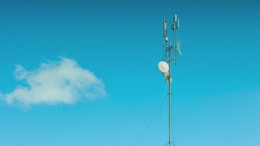 Mavi gökyüzünün altında 5 gramlık anten detayı