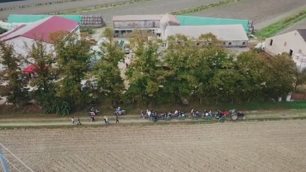 Colpo aereo di un cottage di campagna 3 — Video Stock